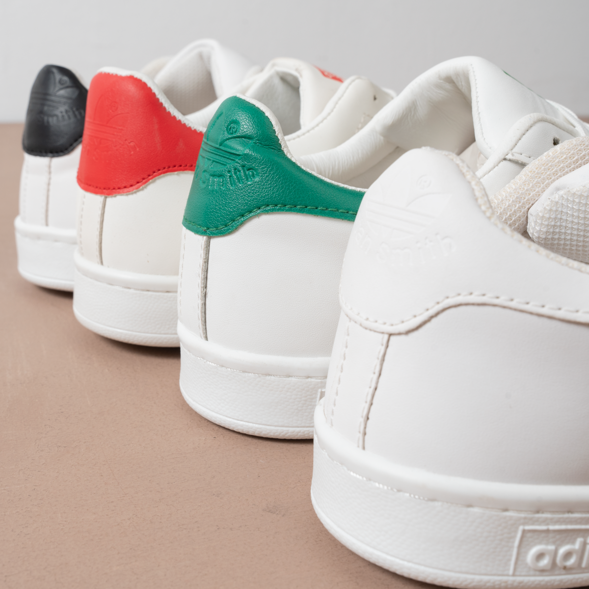 مجموعة سنيكر Stan Smith الكلاسيكي بالألوان المختلفة