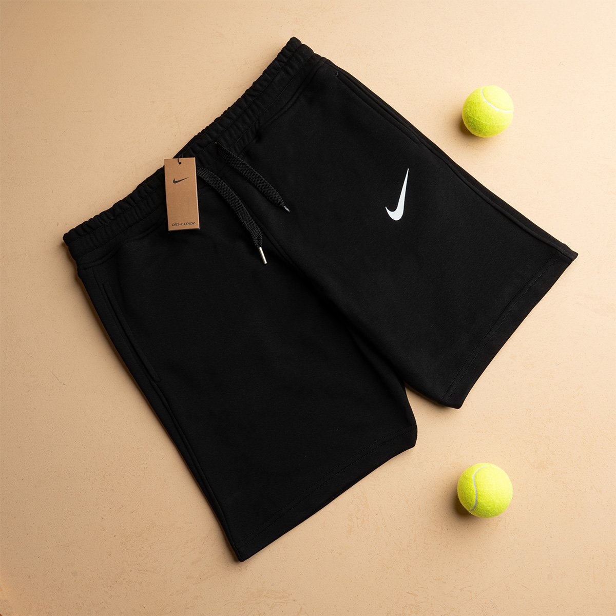 موديل يرتدي شورت Nike أسود