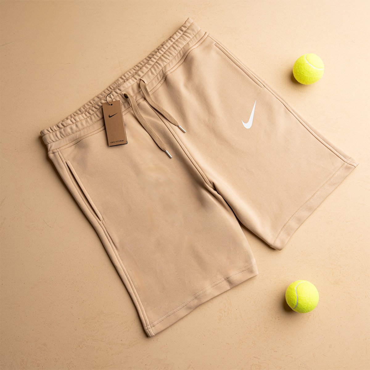 موديل يرتدي شورت Nike بيج