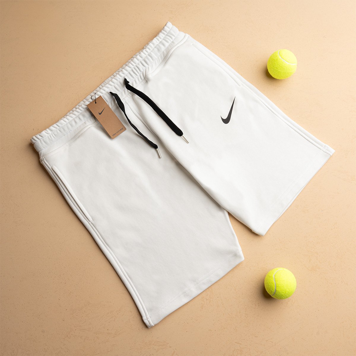 موديل يرتدي شورت Nike أبيض